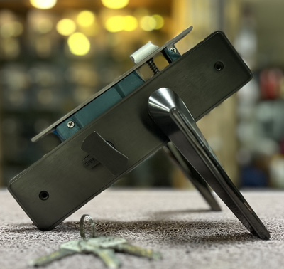 HANDLE DOOR LOCK 323 MBT/SBLK